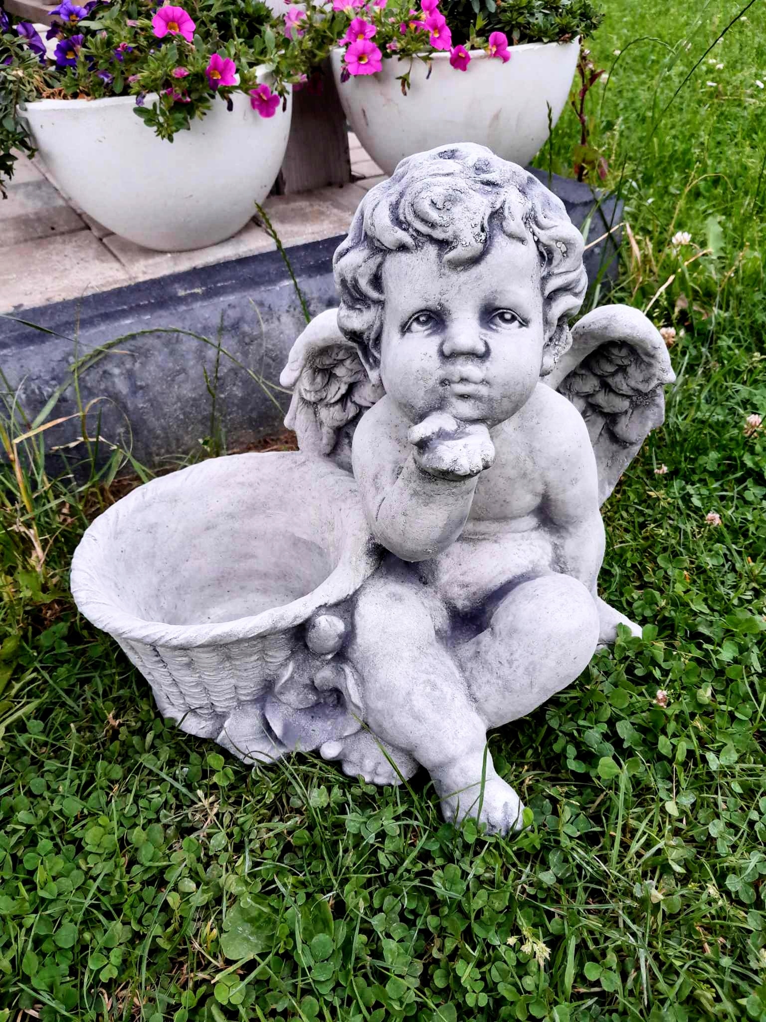 Anjel s košíkom KVETINÁČ košík DEKORÁCIA záhradný PAMÄTNÍK betón BETÓNOVÁ figúrka