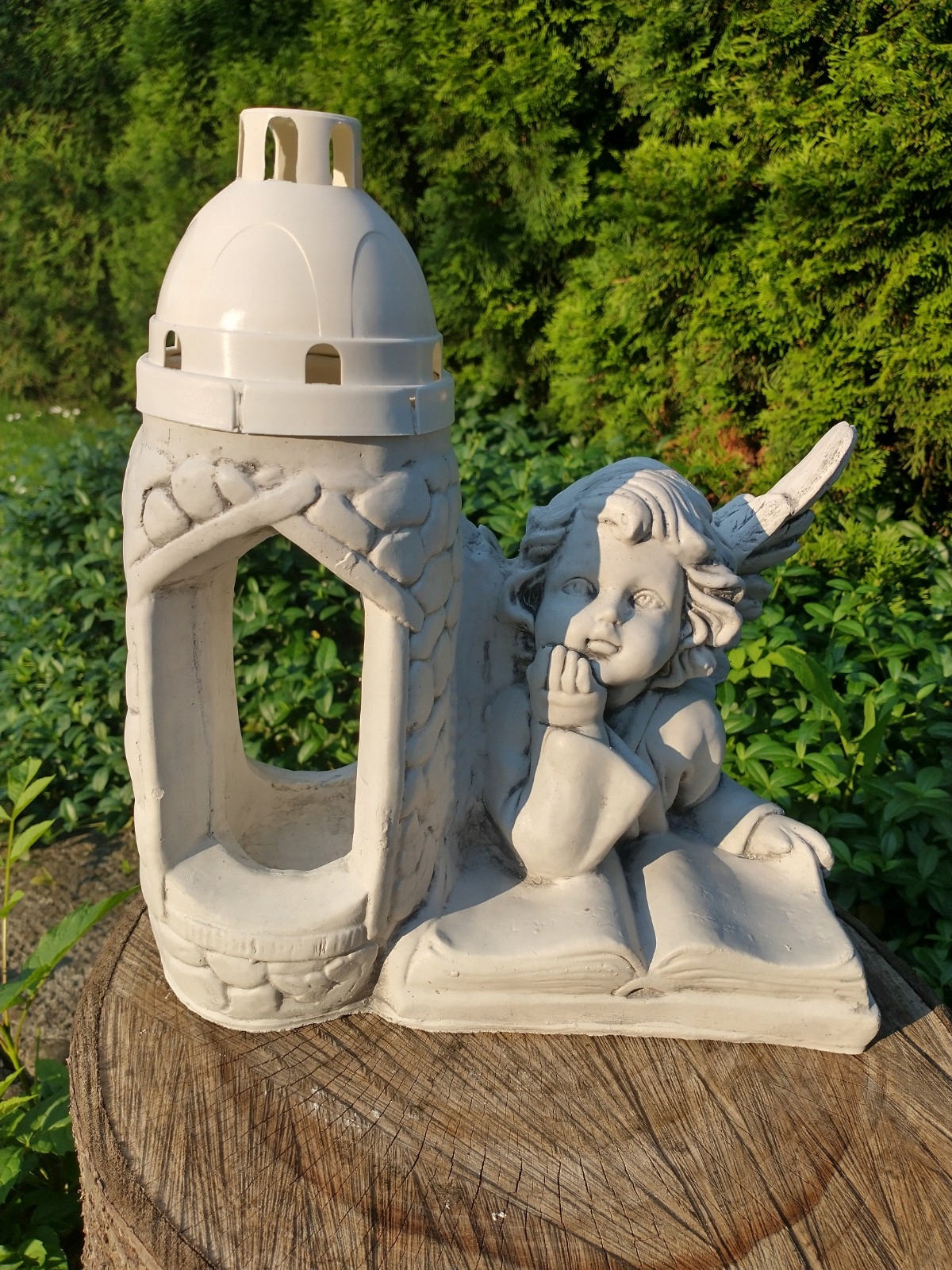 Anjelský konzolový držiak s postavou KNIHY, betónový pomník, hrobová dekorácia