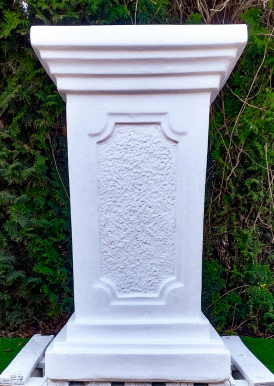Betónová záhradná figúra, obrovský betónový podstavec, stĺp, socha, pilier