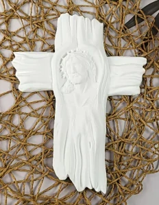 Sadrový dekoratívny kríž – elegantná nástenná dekorácia (20 × 15 cm)