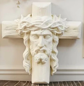 Sadrový dekoratívny kríž – malý ornament (12 × 11 cm)