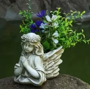 Sadrový kvetináč – modliaci sa anjel (7 × 8 cm)
