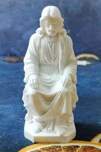 Sadrová soška Ježiša – sediaca poloha (11 × 5 cm)
