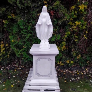 Veľká betónová socha Panny Márie na podstavci 119 cm – záhradná figúra z bieleho betónu (grafit, biela, piesok) 112 kg