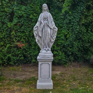 Veľká záhradná socha Panny Márie na podstavci 180 cm – architektonický betón, mrazuvzdorná exteriérová dekorácia do záhrady a kaplnky