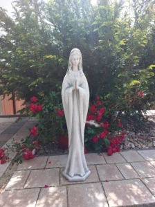 Betónová socha Panny Márie Ružencovej 67 cm – záhradná figúrka Matky Božej z bieleho betónu odolná voči mrazu a dažďu