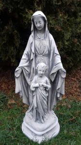 Betónová socha Panny Márie s Ježiškom 63 cm – záhradná figúra Matky Božej z bieleho betónu, odolná JK