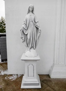 Záhradná betónová socha Panny Márie na podstavci 102 cm – mrazuvzdorná dekorácia Matka Božia ART-BET