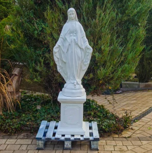Veľká záhradná betónová socha Panny Márie na podstavci 165 cm – mrazuvzdorná sakrálna figúra ART-BET