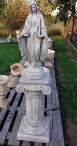 Záhradná betónová socha Panny Márie na stĺpe 149 cm – mrazuvzdorná sakrálna figúra Matka Božia
